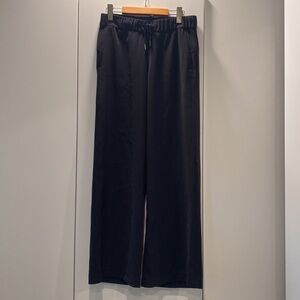 Lululemon On the Fly wide leg, size 6